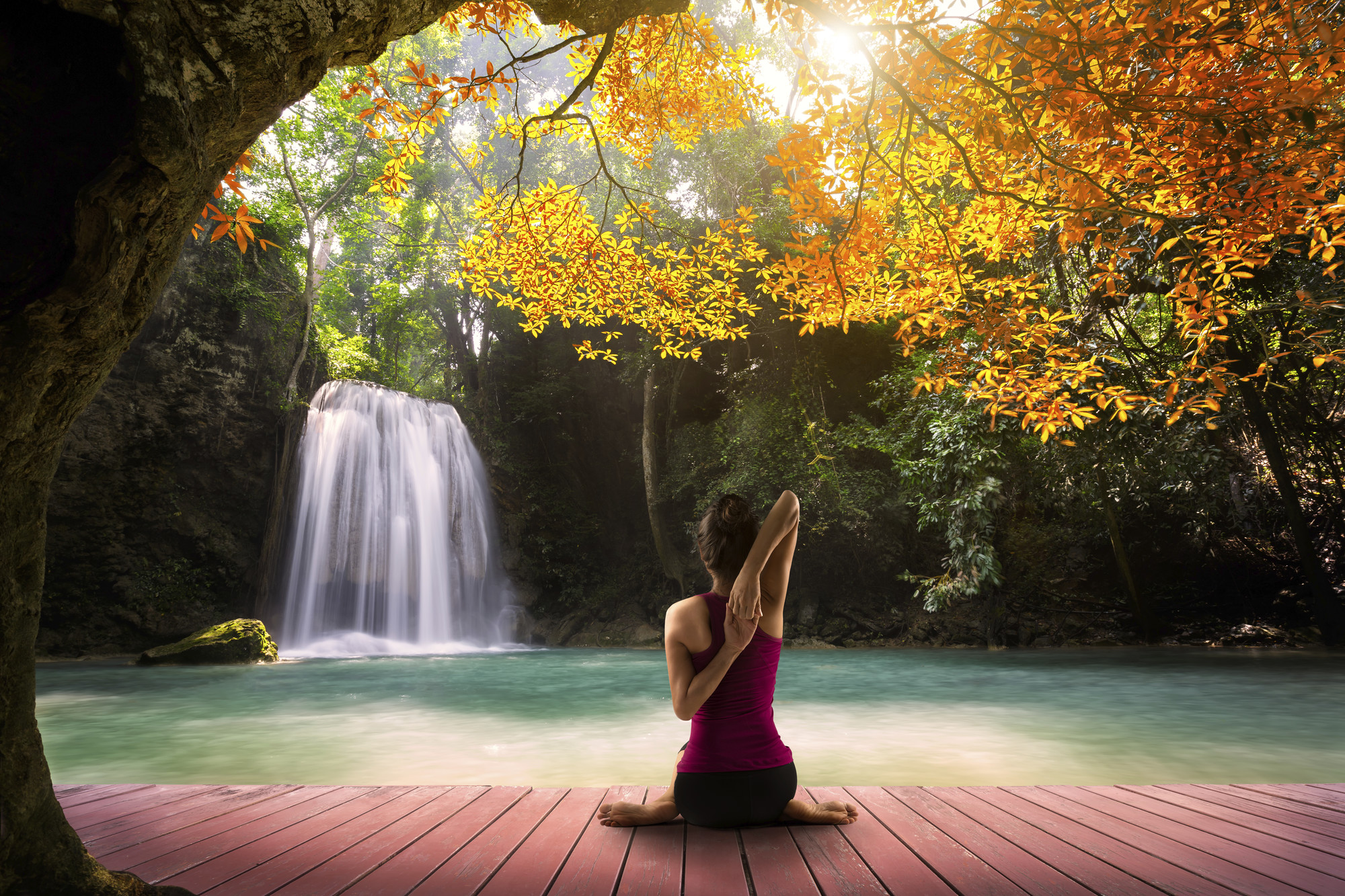 ung kvinna tränar yoga i skog