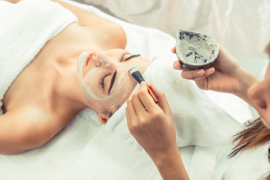 Kvinnar får en ansiktsmask - Ayurveda mot akne